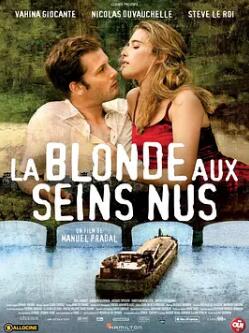 裸胸的金發女郎